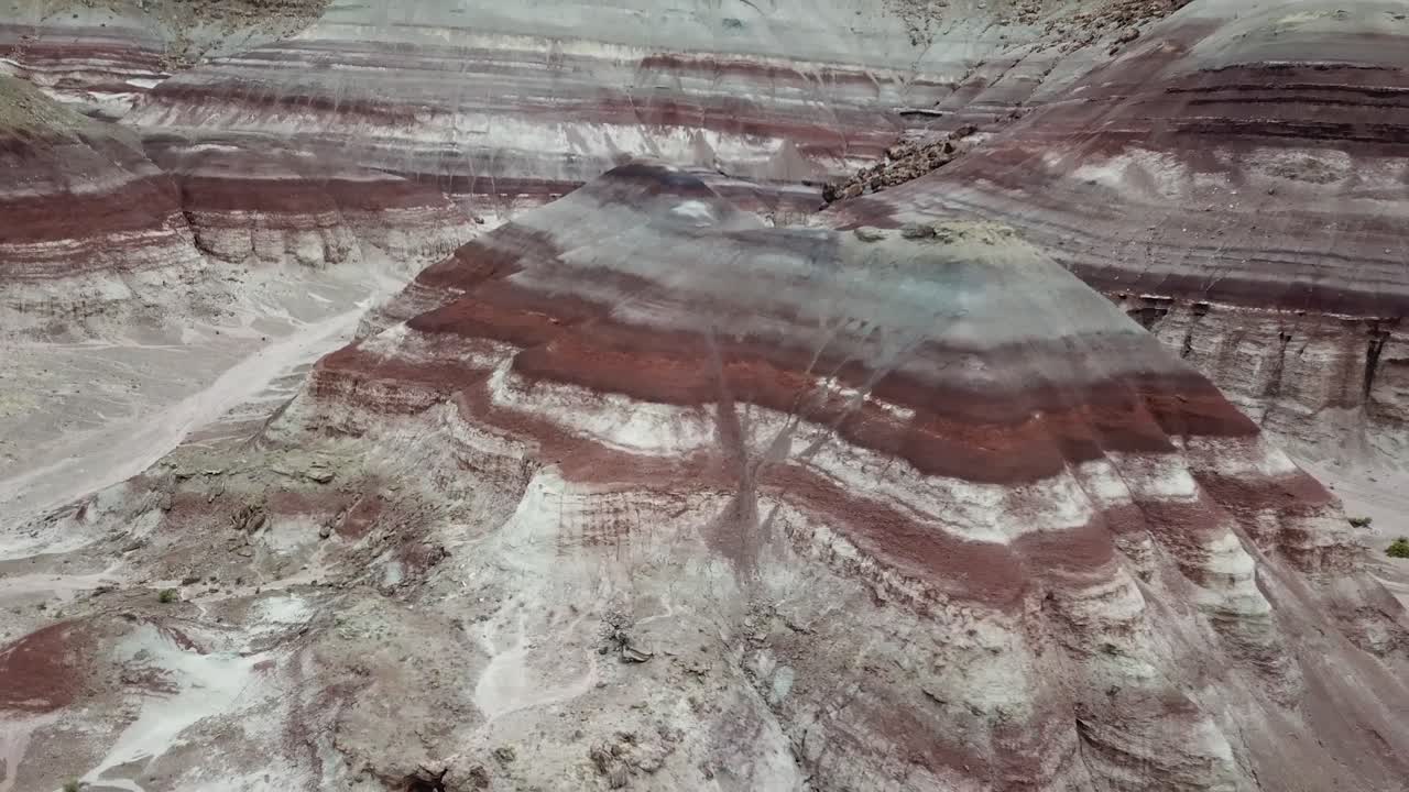 Incredibili colline di arenaria aride ed erose nel deserto dello Utah che sembrano un paesaggio di un altro pianeta, vista aerea