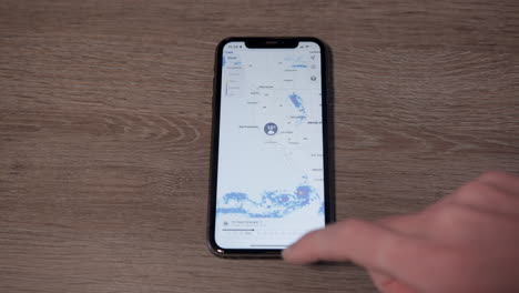 iphone con ios abriendo la aplicación meteorológica medio