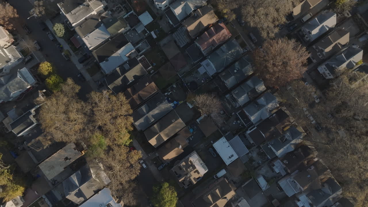 브루클린의 켄싱턴에 있는 집들의 공중 풍경, 뉴욕의 한 가을 아침에 찍은 사진.