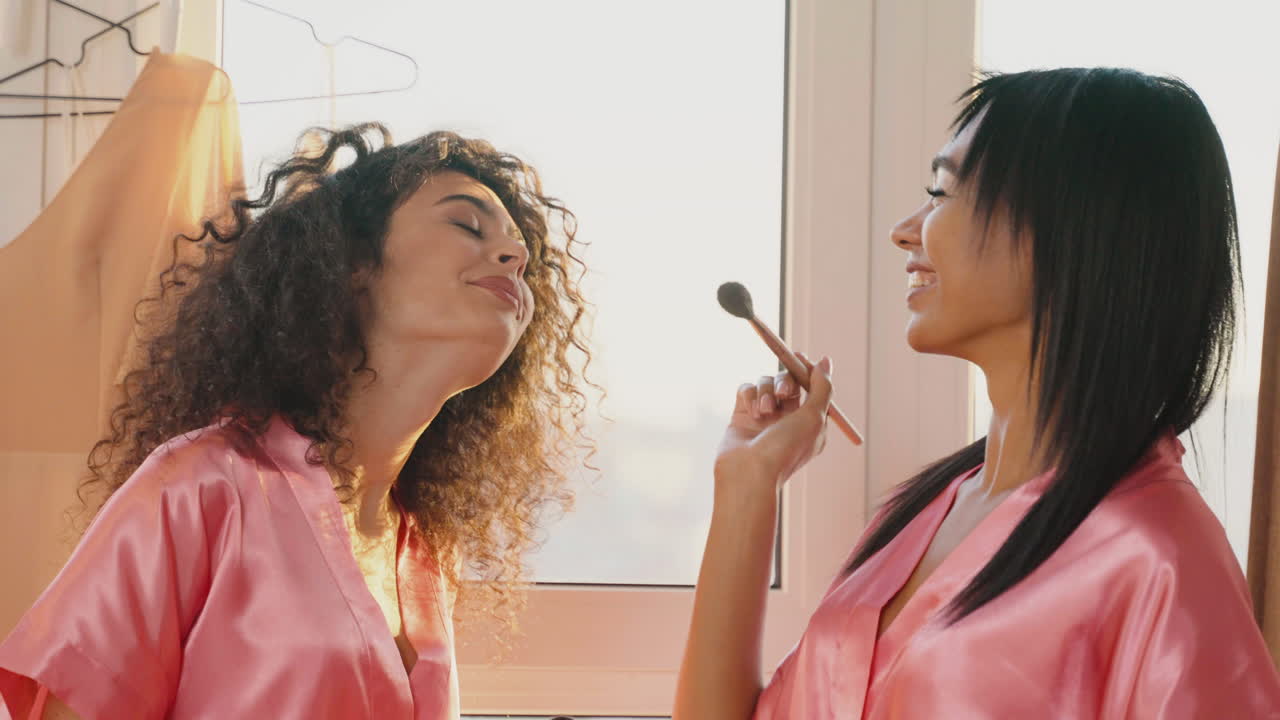 joven mujer romántica con cabello largo y rubio y hombre