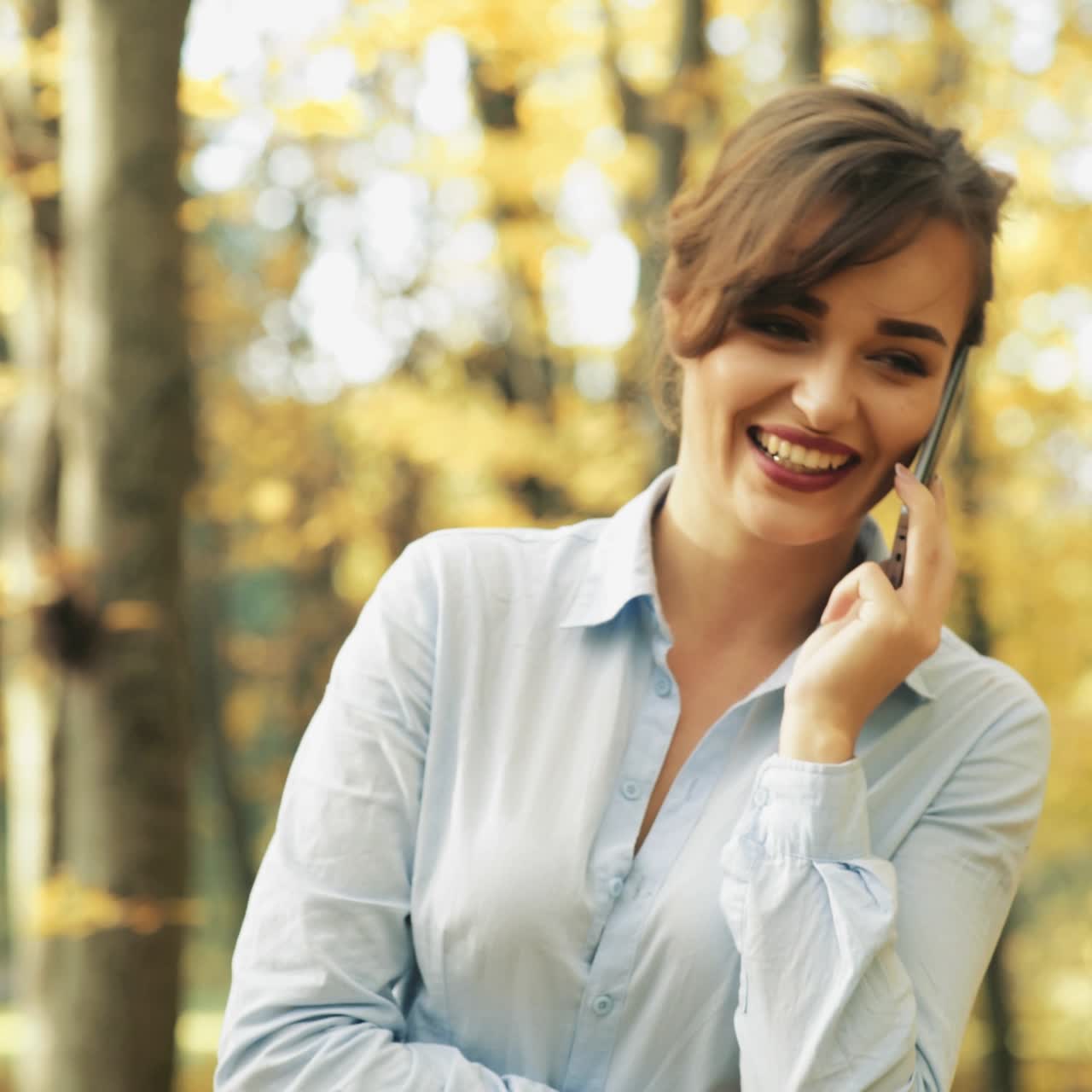 mujer hablando por teléfono