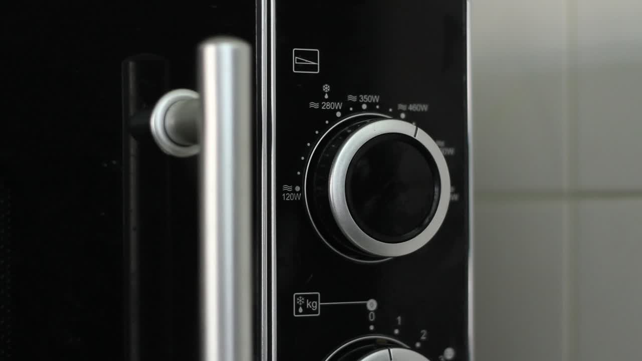 установка мощности на микроволновой печи на 480 вт - крупный план - съемка под углом