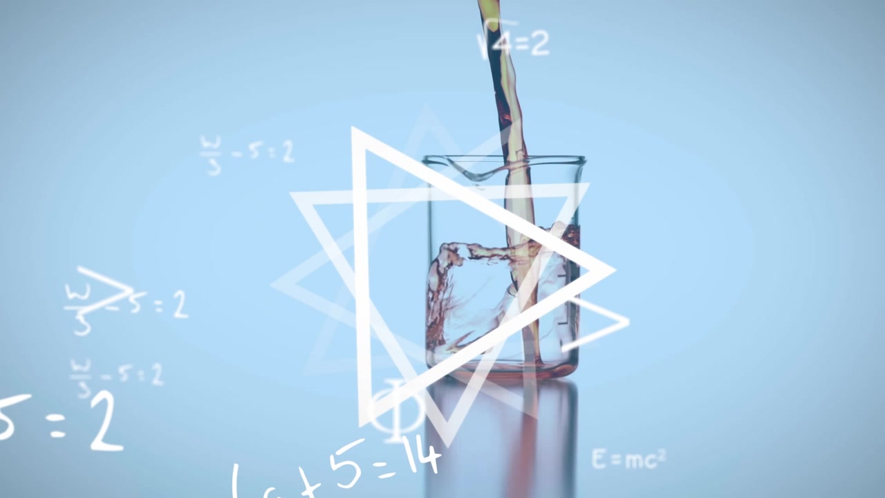 Animazione di equazioni matematiche, simboli, triangoli su un rallentatore di liquido che cade in un becher.