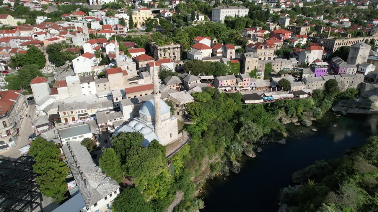 la orilla del río de la ciudad de mostar