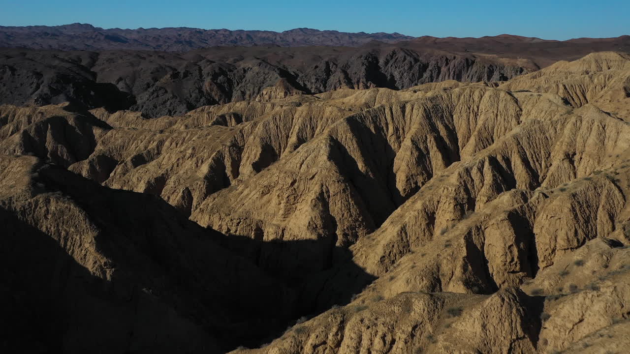 toma cinematográfica de drones de los afloramientos rocosos del parque nacional charyn canyon en kazajstán