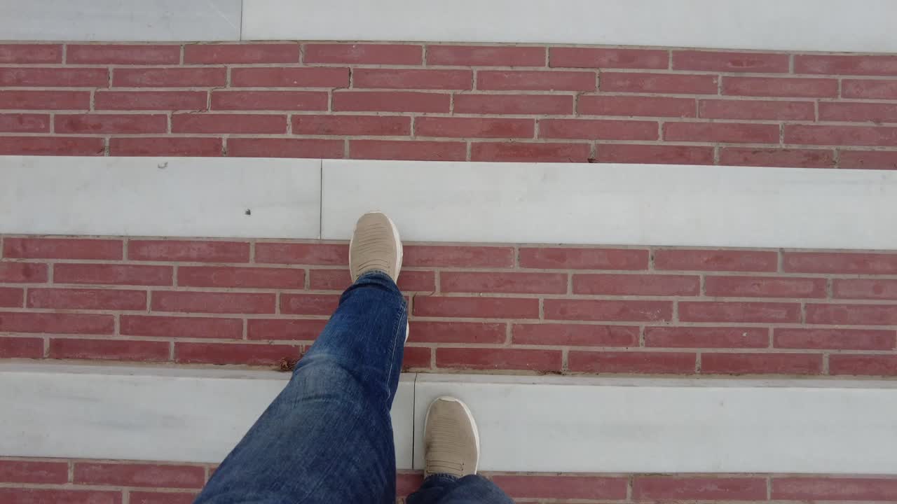 계단을 올라가는 사람