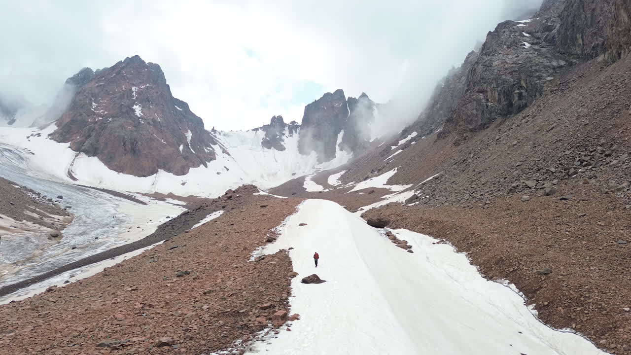 카자흐스탄의 메데우 불라크 빙하, 눈 인 풍경과 산꼭대기