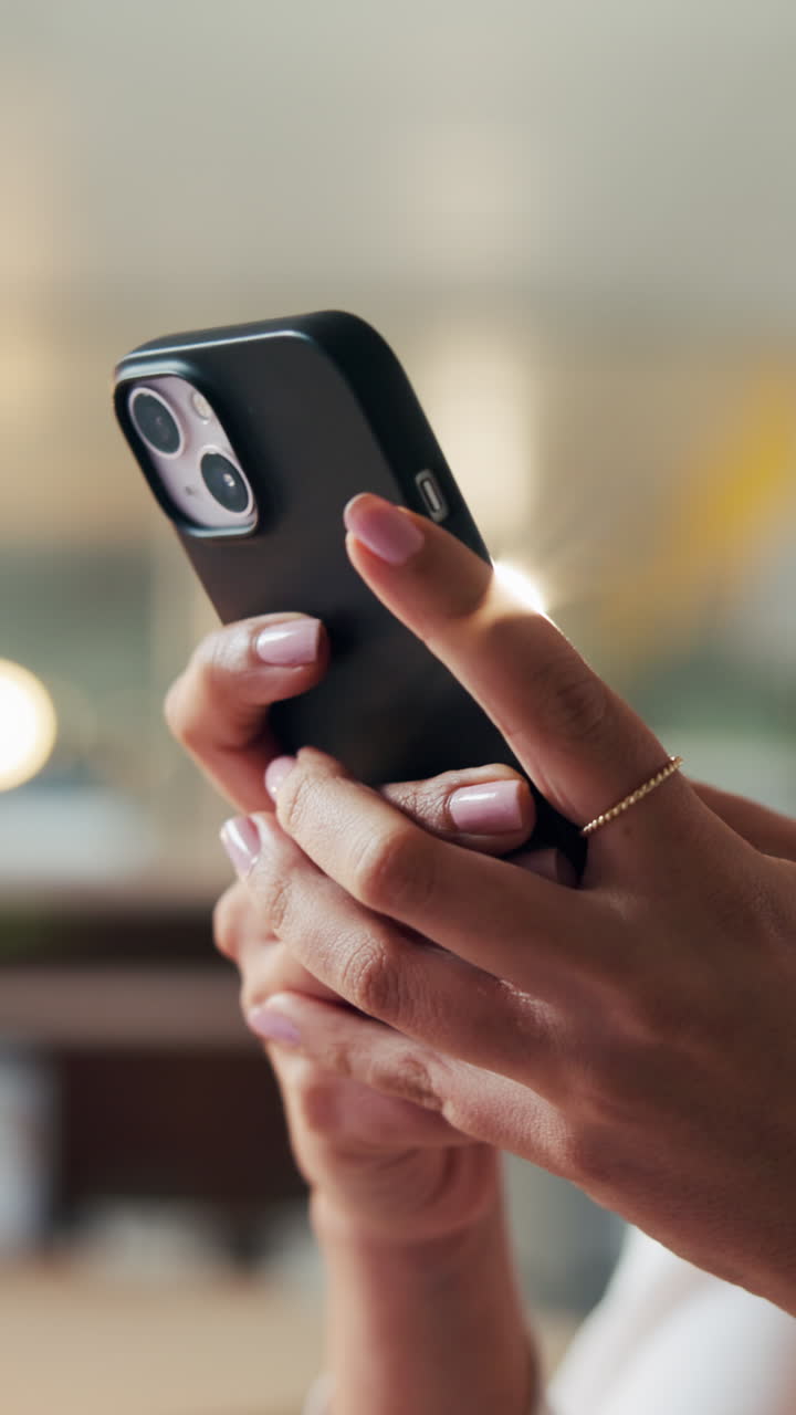Primo piano di mani che tengono e usano uno smartphone