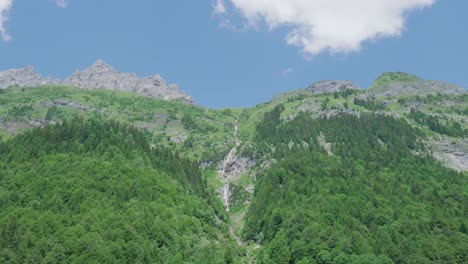 Mirando-Hacia-Arriba-Desde-Un-Valle-En-Los-Alpes-Suizos-En-Verano,-Cielo-Azul