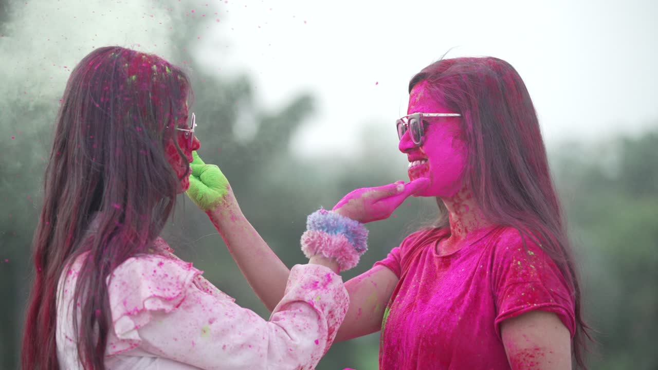 Ragazze che giocano alla celebrazione del Festival Indiano Holi in slow motion.