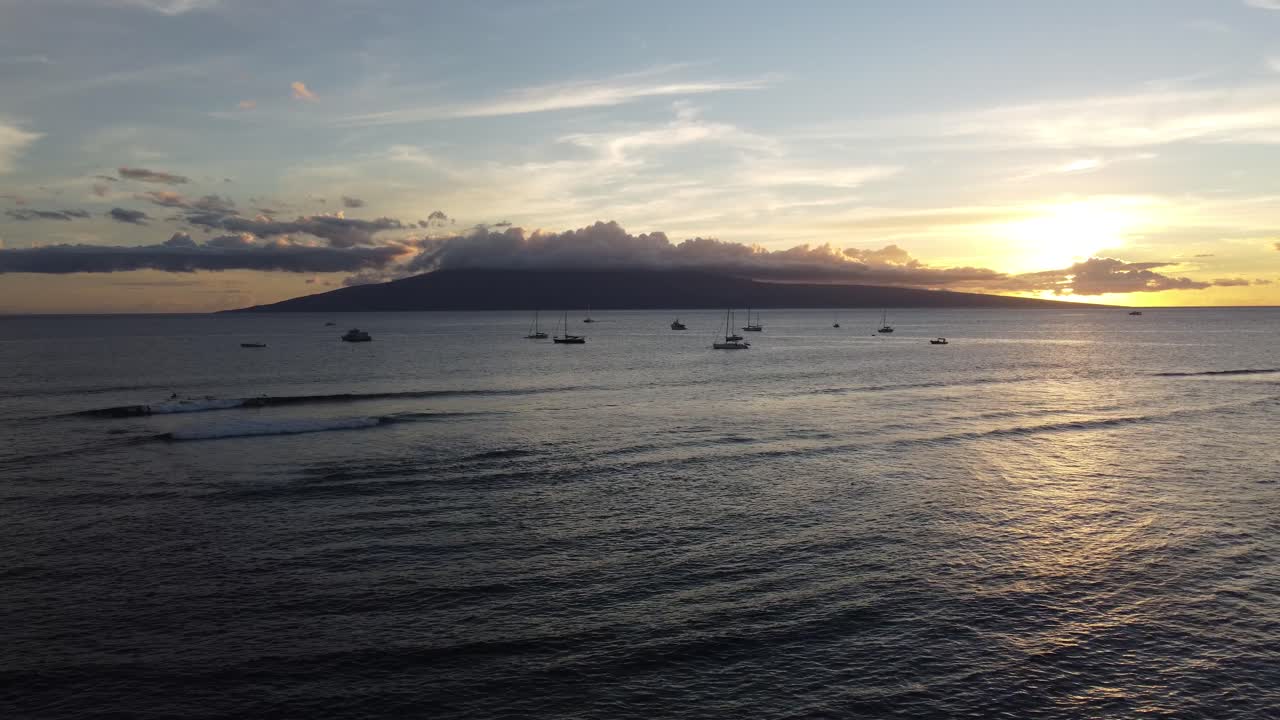 hermosa puesta de sol cinematográfica con barcos e islas hawaianas en el fondo