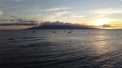 hermosa puesta de sol cinematográfica con barcos e islas hawaianas en el fondo