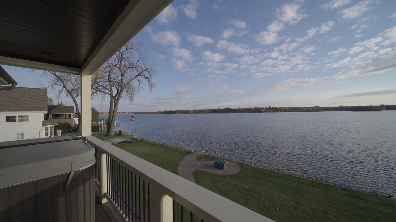 terraza al aire libre con bañera de hidromasaje con vista a un lago en minnesota