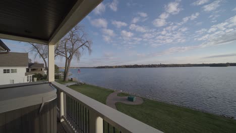 Terraza-Al-Aire-Libre-Con-Bañera-De-Hidromasaje-Con-Vista-A-Un-Lago-En-Minnesota