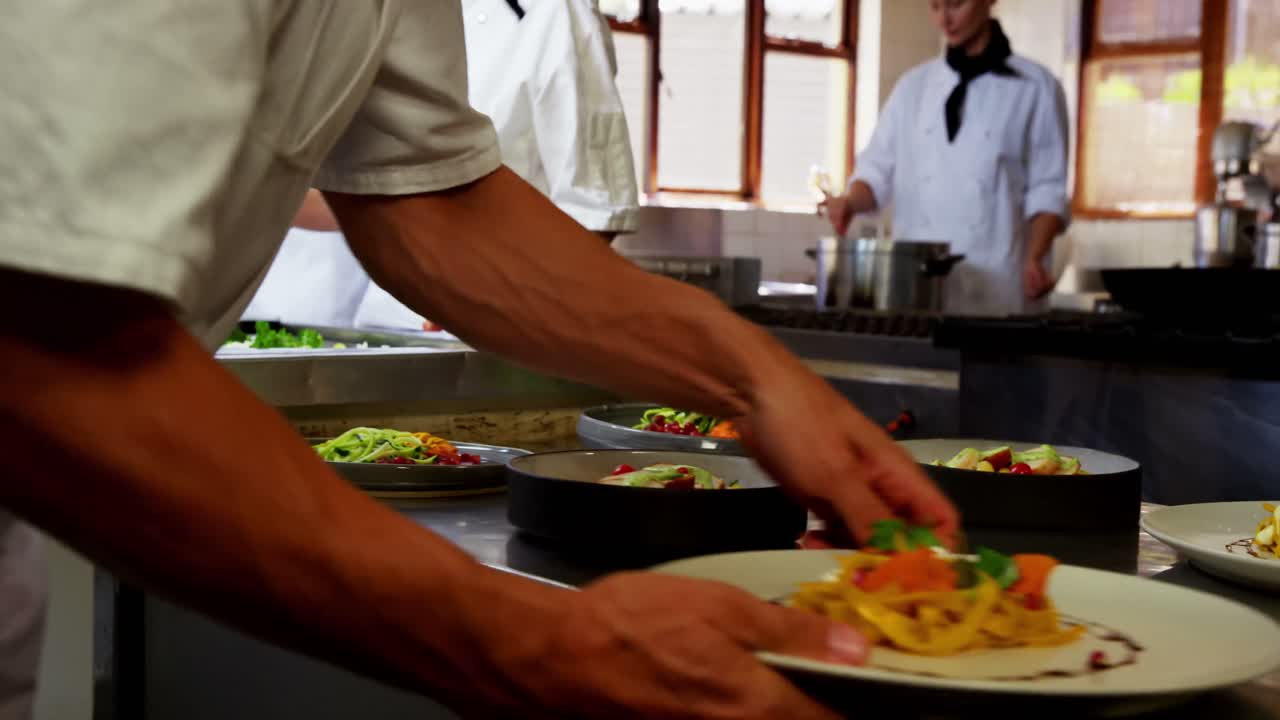 Chefs préparant un repas