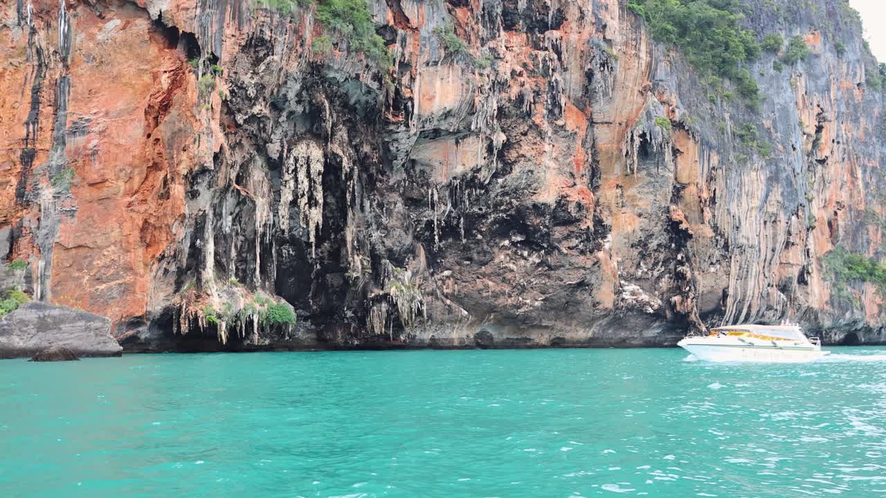 Thuyền di chuyển dọc theo bờ biển Krabi tuyệt đẹp