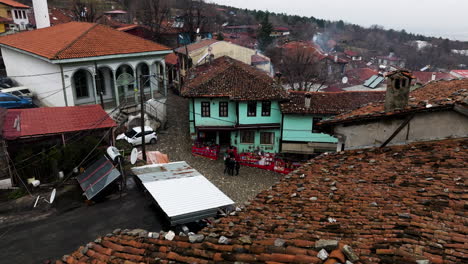 bursa, turkiye 근처의 cumalikizik에 돌 벽돌 지붕 주택이 있는 역사적인 마을