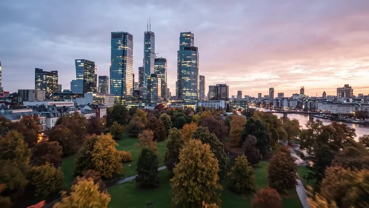 Viste Panoramiche dello Skyline Urbano al Crepuscolo e all'Alba: Una Transizione dalla Notte al Giorno Catturata in Immagini di Paesaggi Urbani con Illuminazione Dinamica e Architettura