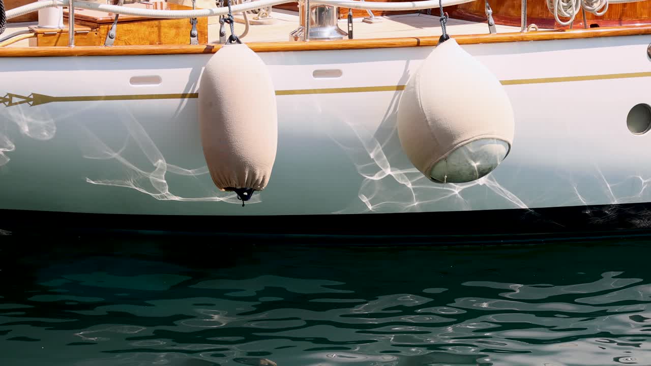 몬테 카를로 물 위에서 반사되는 배의 반사