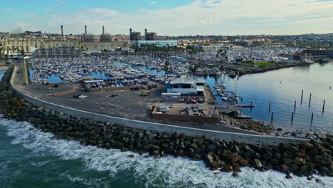 King-Harbor-Yacht-Club-Y-Puerto-Deportivo-En-Redondo-Beach-En-California,-EE.UU.