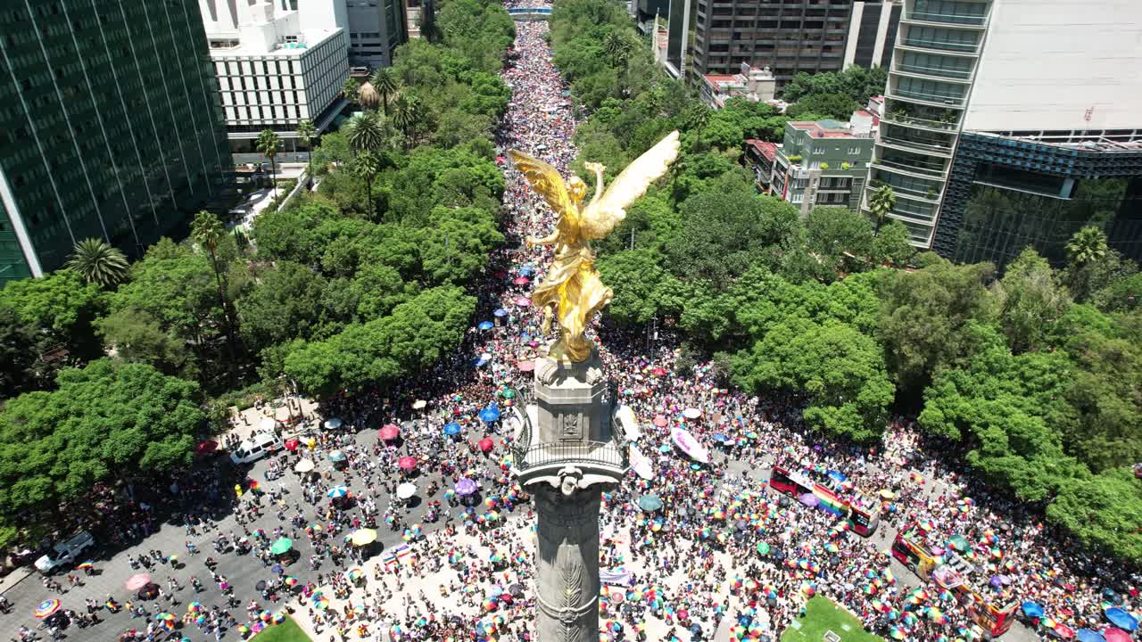 fotografía de avión no tripulado orbital del ángel de la independencia en la ciudad de méxico durante el desfile del orgullo junio de 2023