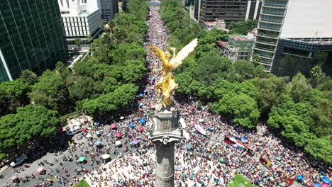 Orbitaldrohnenaufnahme-Von-Angel-De-La-Independencia-In-Mexiko-Stadt-Während-Der-Pride-Parade-Im-Juni-2023