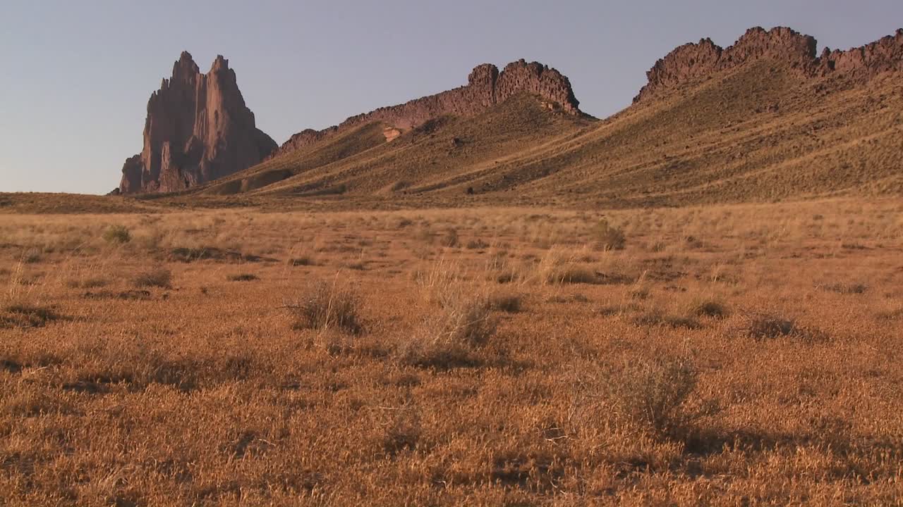 el magnifico monumento de shiprock nuevo mexico