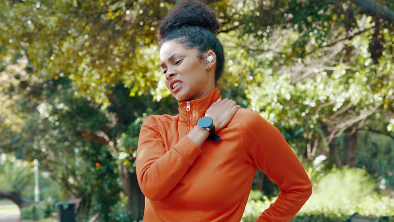 dolor, músculo y lesión con una mujer deportiva