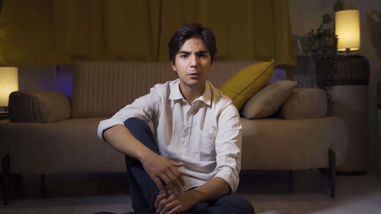 카메라에 화를 내는 남자.