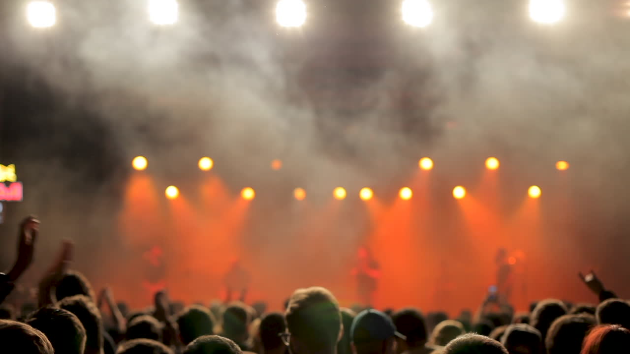 Konser Penuh Semangat dengan Kerumunan Besar