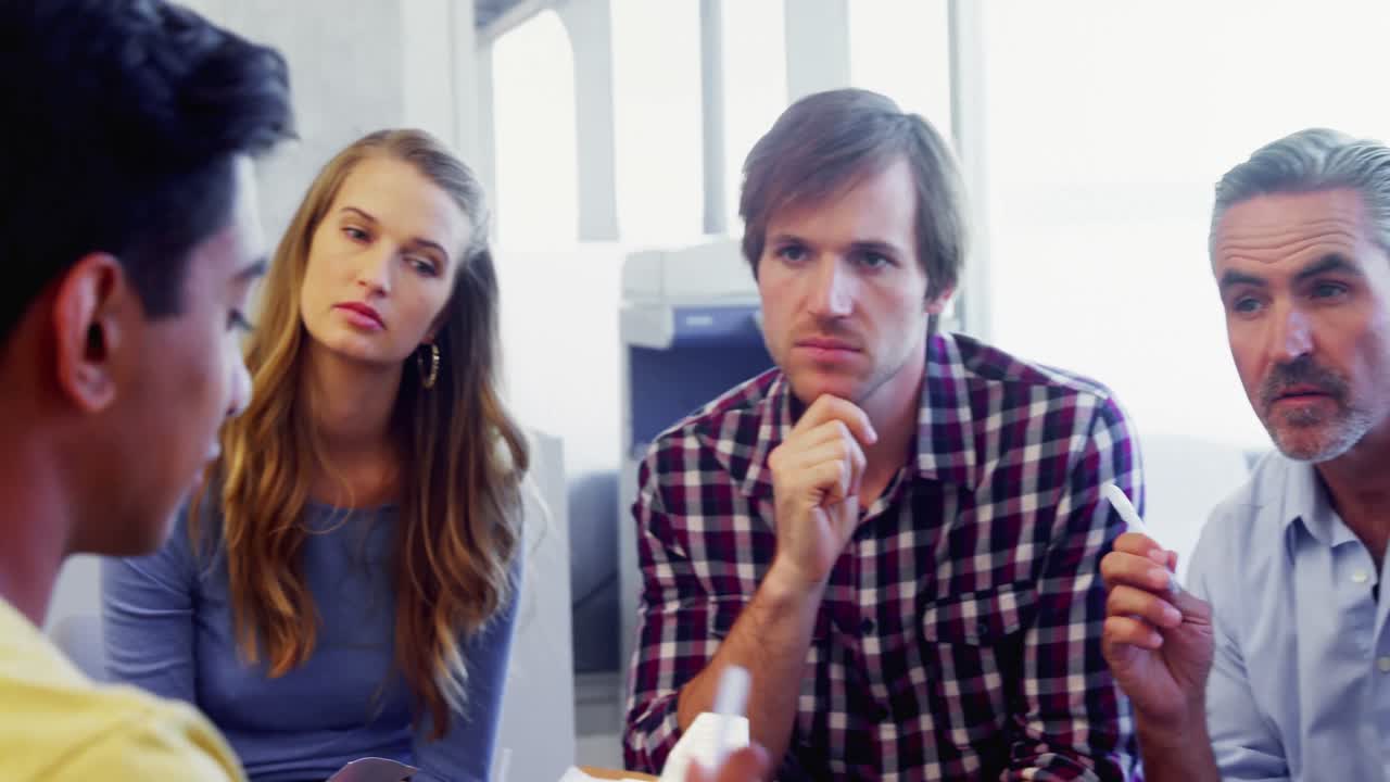 회의 4k 동안 논의하는 임원