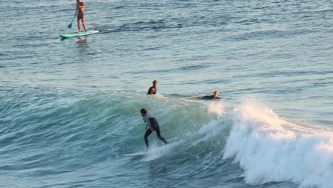 el surfista monta una ola perfecta con mucho chapoteo