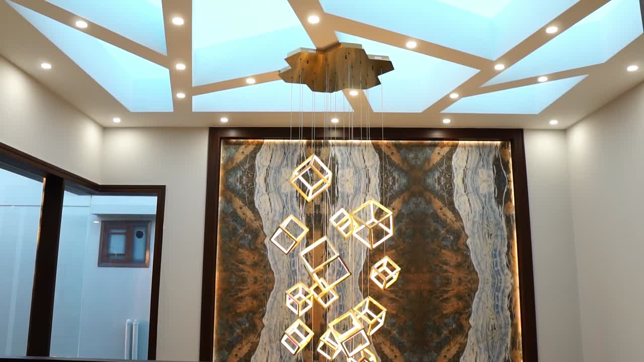 luces de techo cuadradas colgantes altas vistas desde el primer piso