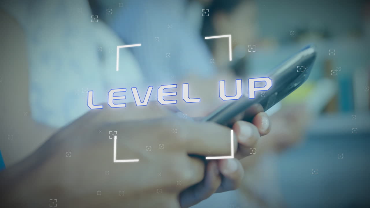 animación de nivel de texto y procesamiento de datos sobre mujer biracial usando teléfono inteligente