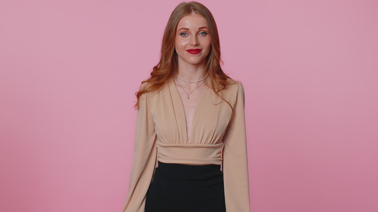 mujer responsable dando saludo escuchando la orden como si un soldado siguiendo la disciplina obedeciendo