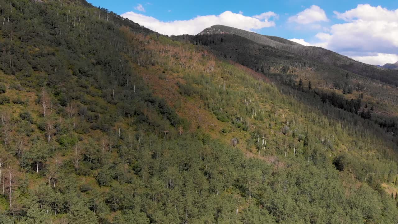 valle de montaña en las montañas rocosas de colorado durante una agradable tarde de verano