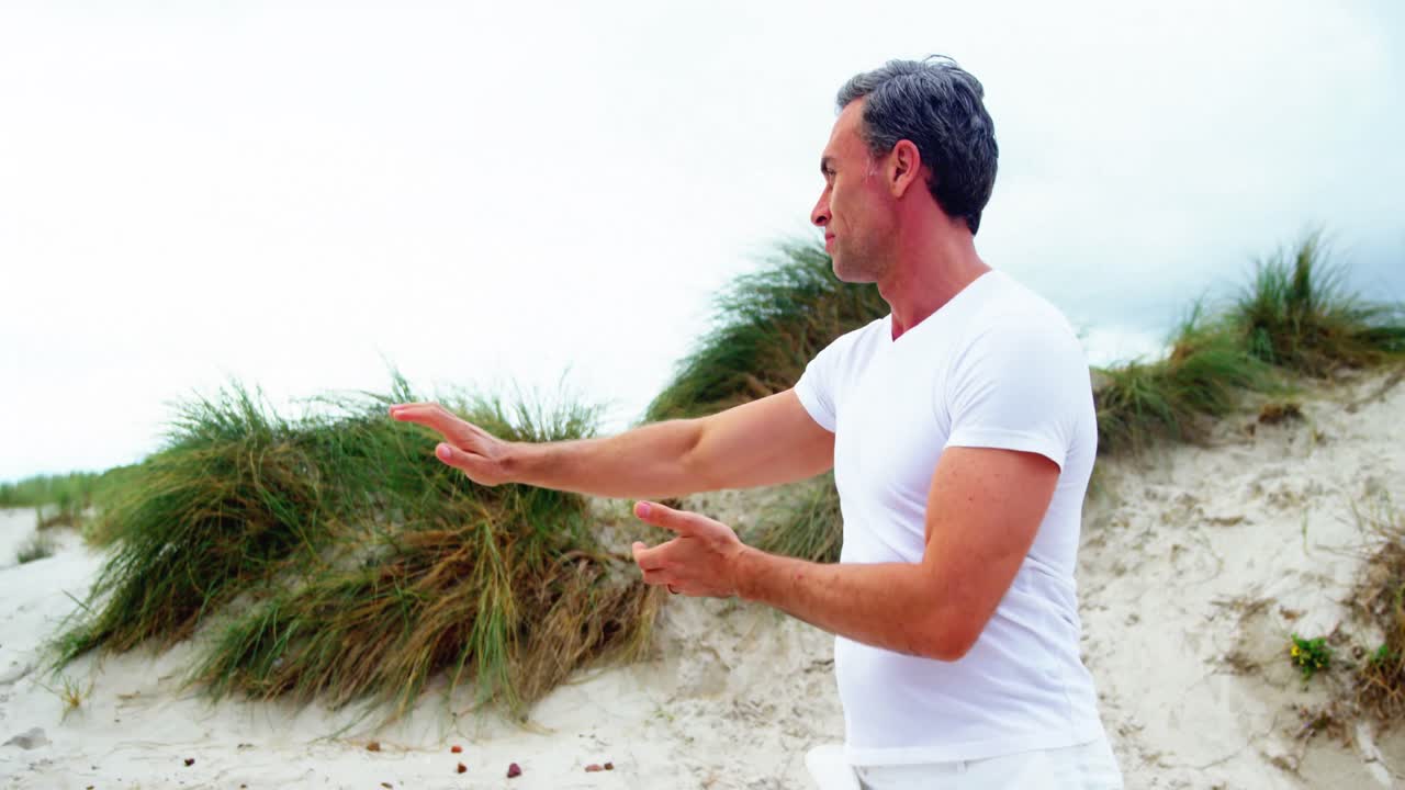 스트레칭 운동 을 하는 성숙 한 남자