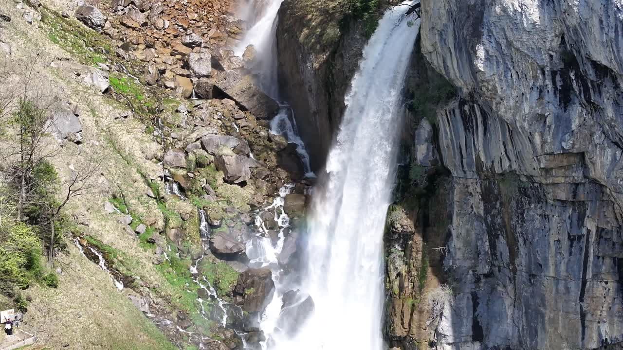 las imágenes de drones capturan la belleza serena de amden betlis y las majestuosas cataratas de seerenbach contra el telón de fondo de walensee, suiza.