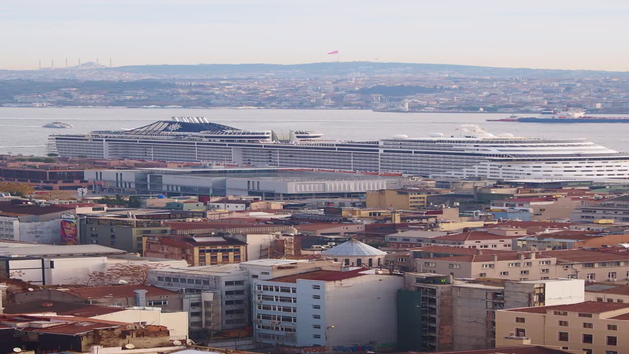 크루즈 선박과 함께 이스탄불 도시 풍경