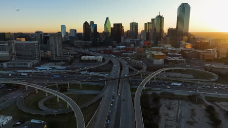 hiperlapso al amanecer del centro de dallas, texas, en una mañana ajetreada