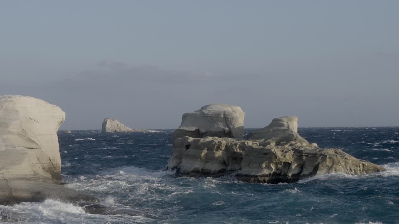 вода падает на скалы на пляже саракинико, остров милос, греция