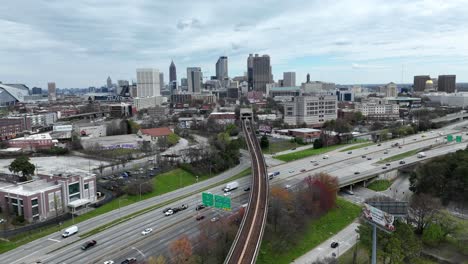 aerial timelapse der rapid transit metro, die entlang der innenstadt von atlanta autobahn, autobahnverkehr, ikonische wolkenkratzer von georgia, usa