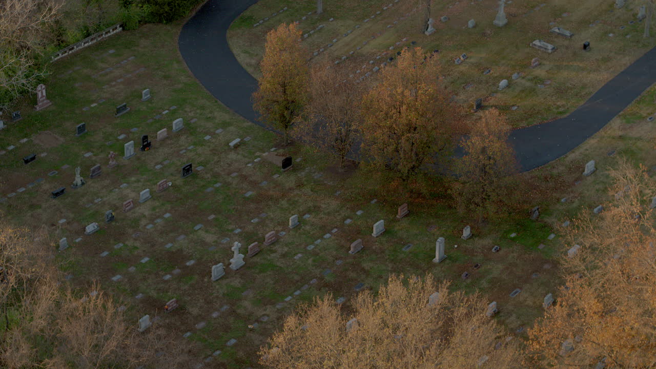 Veduta aerea di un vecchio cimitero a Kirkwood a St