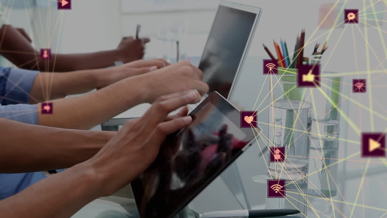 globo de iconos digitales contra las personas que usan dispositivos electrónicos