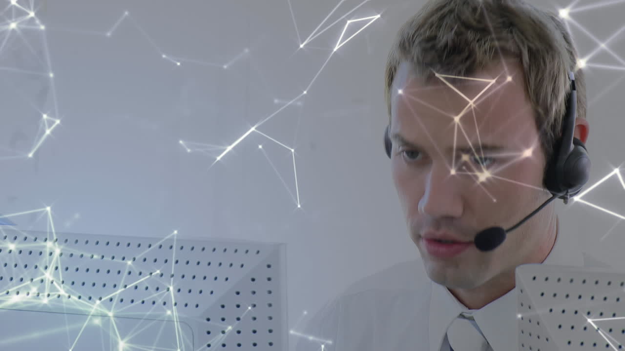 анимация сети соединений через бизнесмена с гарнитурой в офисе