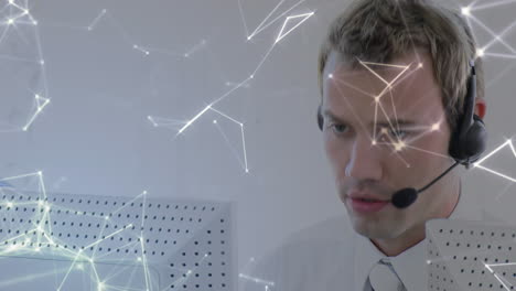 animación de la red de conexiones sobre el hombre de negocios con auriculares en la oficina