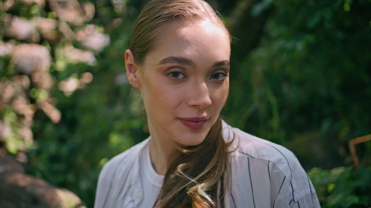 retrato de una magnífica modelo posando en la naturaleza soleada. mujer despreocupada sentada en el bosque