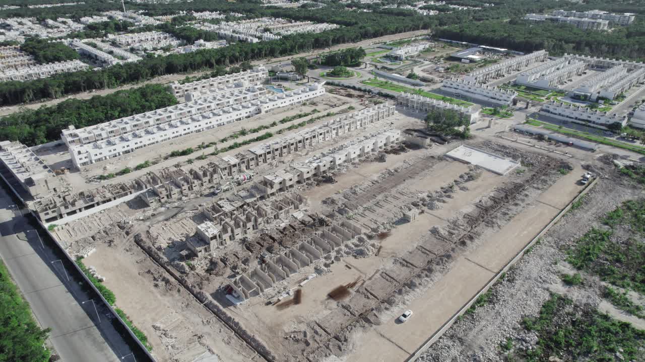antena aérea sobre el barrio de porto alto en portugal, antena residencial con parte de las construcciones aún en construcción