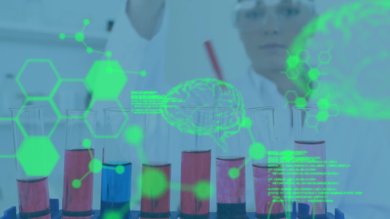 animación del procesamiento de datos sobre una científica caucásica en el laboratorio