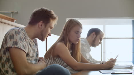 Die-Gruppe-Fröhlicher,-Glücklicher-Studenten,-Die-Vor-Dem-Unterricht-In-Einem-Hörsaal-Sitzen.-Die-Gruppe-Fröhlicher-Studenten,-Die-Vor-Dem-Unterricht-In-Einem-Hörsaal-Sitzen.